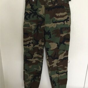 Men's Camouflage Cargo Pants, woodland M-81, military size med reg excellent